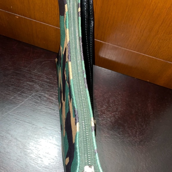 Tignanello Camo leather crossbody bag. - Picture 6 of 9